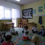 Dzieci w sali lekcyjnej