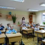 Sala lekcyjna dla dzieci z nauczycielem