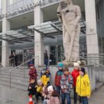 Dzieci przed budynkiem sądu w Radomiu